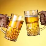 Komost 33oz Plastic Beer Mugs with Handles Set of 2, Clear Resuable Large Beer Stein Drinking Glasses Cups for Party Bar Home Hotel, Perfect for Whiskey Juice Cocktail Beverages