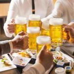 Mezchi 6 Pack Plastic Beer Mugs, 20 oz./600ml Beer Steins with Handles, Resuable Beer Drinking Cups, Clear Large Beer Mugs for Bar, Beverages, Alcohol, Freezable, BPA Free