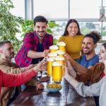 ZEAYEA Set of 6 Plastic Beer Mug, 16 oz Acrylic Drinking Cups with Handle, Clear Reusable Beer Stein Glasses for Party Bar Home Hotel Whiskey Juice Cocktail Beverages