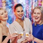 Yinder 100 Pieces 2 oz Mini Beer Mug Plastic Shot Glasses Beer Mug Glass with Handles Clear Mini Solid Base Reusable Stein Tasting Glasses for Vodka, Whiskey, Espresso, Birthday, BBQ Party