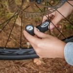 CXWXC CO2 Inflator with Pressure Gauge / 5 x 16g CO2 Cartridges - Presta & Schrader Valve Compatible - CO2 Bike Pump for Road and Mountain Bikes