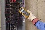 Fluke 117 Digital Multimeter with Voltage Detection