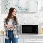 Magic Chef 0.9 Cu. Ft. Compact Microwave Oven