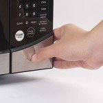 Compact 900 Watt Microwave with Child Lock