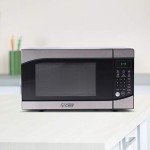 Compact 900 Watt Microwave with Child Lock