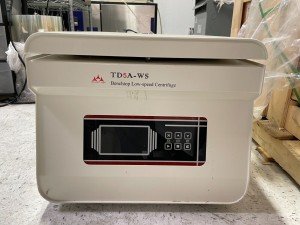 Low-Speed Tabletop Centrifuge with Large Capacity