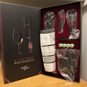 Electric Wine Opener - Rechargeable and Cordless. New complete with accessories.