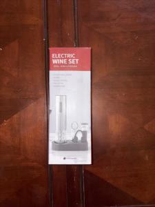 Electric Wine Opener and Accessories Gift Set