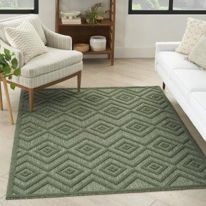 Versatile Indoor/Outdoor Green 5' x 7' Rug