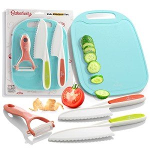 Kid Safe Plastic Knives and Cutting Board Set