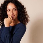 Amazon Essentials Women's Long-Sleeve Crewneck Smocked Cuff T-Shirt, Navy, Large