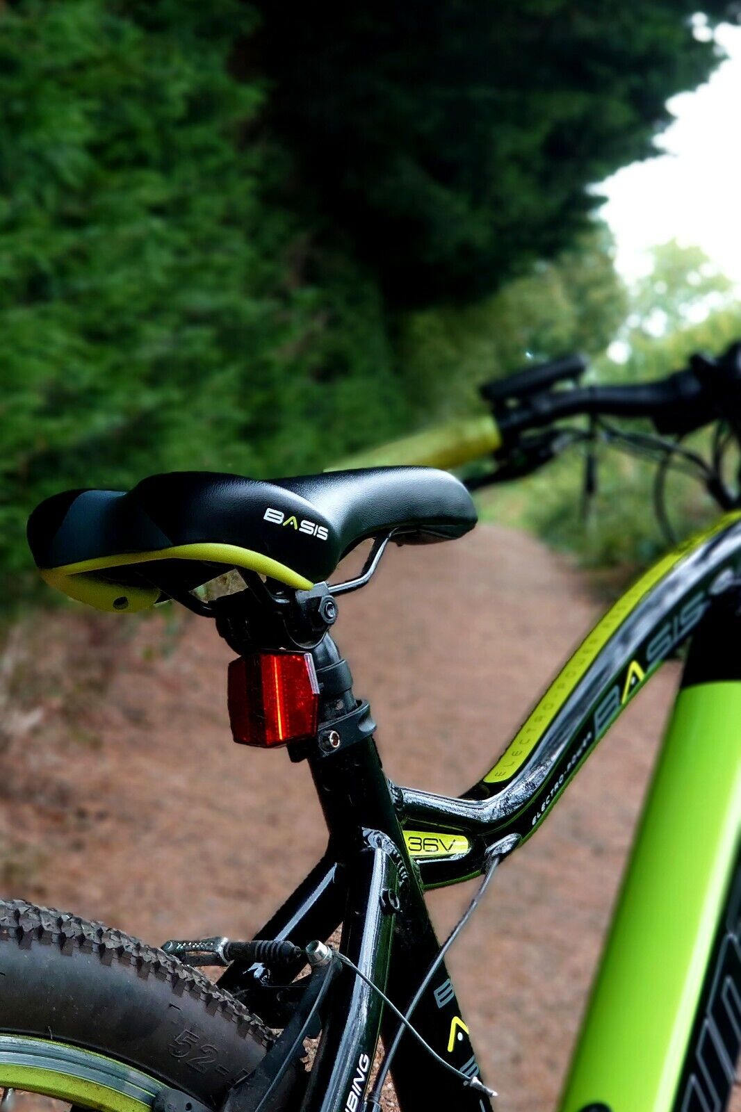 e-MTB Electric Mountain Bike - Basis Hunter Integrated Battery