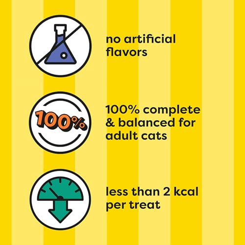 TEMPTATIONS Classic Crunchy and Soft Cat Treats Seafood Medley Flavor, 30 oz. Tub