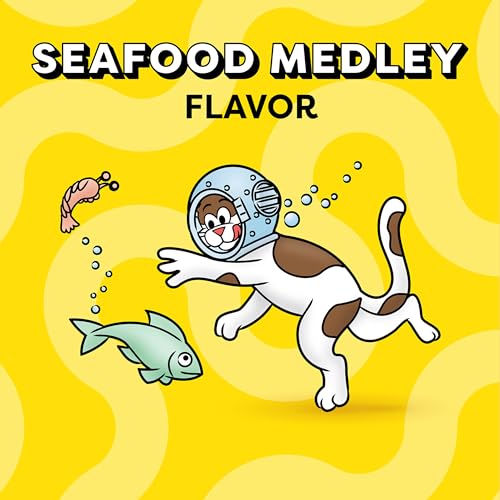 TEMPTATIONS Classic Crunchy and Soft Cat Treats Seafood Medley Flavor, 30 oz. Tub