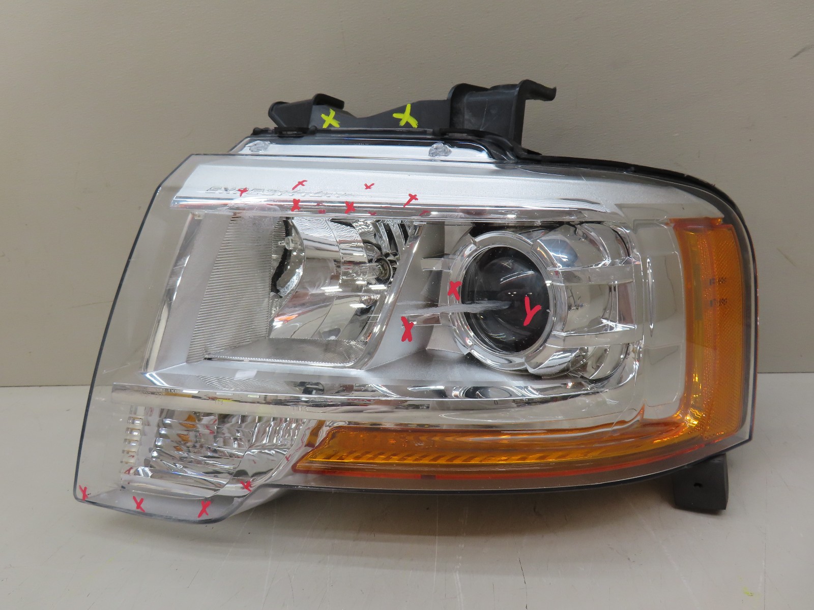 2015-2017 Ford Expedition Front Left Headlight