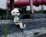Fishing Skeleton Statue – 4.5 Inch Halloween Decor