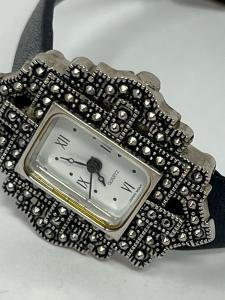 Avon Art Deco Petite Ladies Vintage Watch