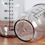 FEOOWV Plastic Cocktail Shaker,Drink Mixer Hand Shaker Cup with Scales,Transparent (1, 17 oz / 500cc)