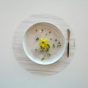 15" Round Silicone Placemat with Silver Stream Print