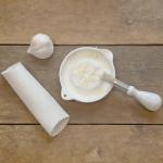 Ceramic Grater Plate for Ginger, Garlic, Onion, Cheese, Lemon, Chocolate, Vegetables and Fruits in Kitchen, White Garlic Grater with Peeler and Brush, Large