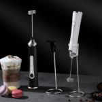 Rechargeable Milk Frother Handheld For Coffee,3 Speeds Frother Wand With Stand, Batidora De Mano Electrica,Coffee Frother With 2 Heads,Drink Mixer Electric Handheld,Kitchen Essentials (White 1)