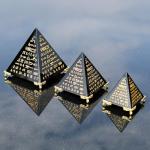 NEONWE Healing Crystal Pyramid Paperweight - Clear Glass Energy Desk Decor with Gold Stand, Meditation Gifts for Office & Home, Feng Shui Ornament, Positive Energy Generator (3.15 inch)