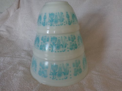 Vintage Pyrex 1050s Set of Three Butterprint Nesting Mixing Batter Bowls White with Teal - 1 1/2 Pint (401), 1 1/2 Quart (402), 2 1/2 Quart (403)
