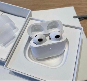 Apple 3rd Gen Bluetooth Headset with MagSafe Case