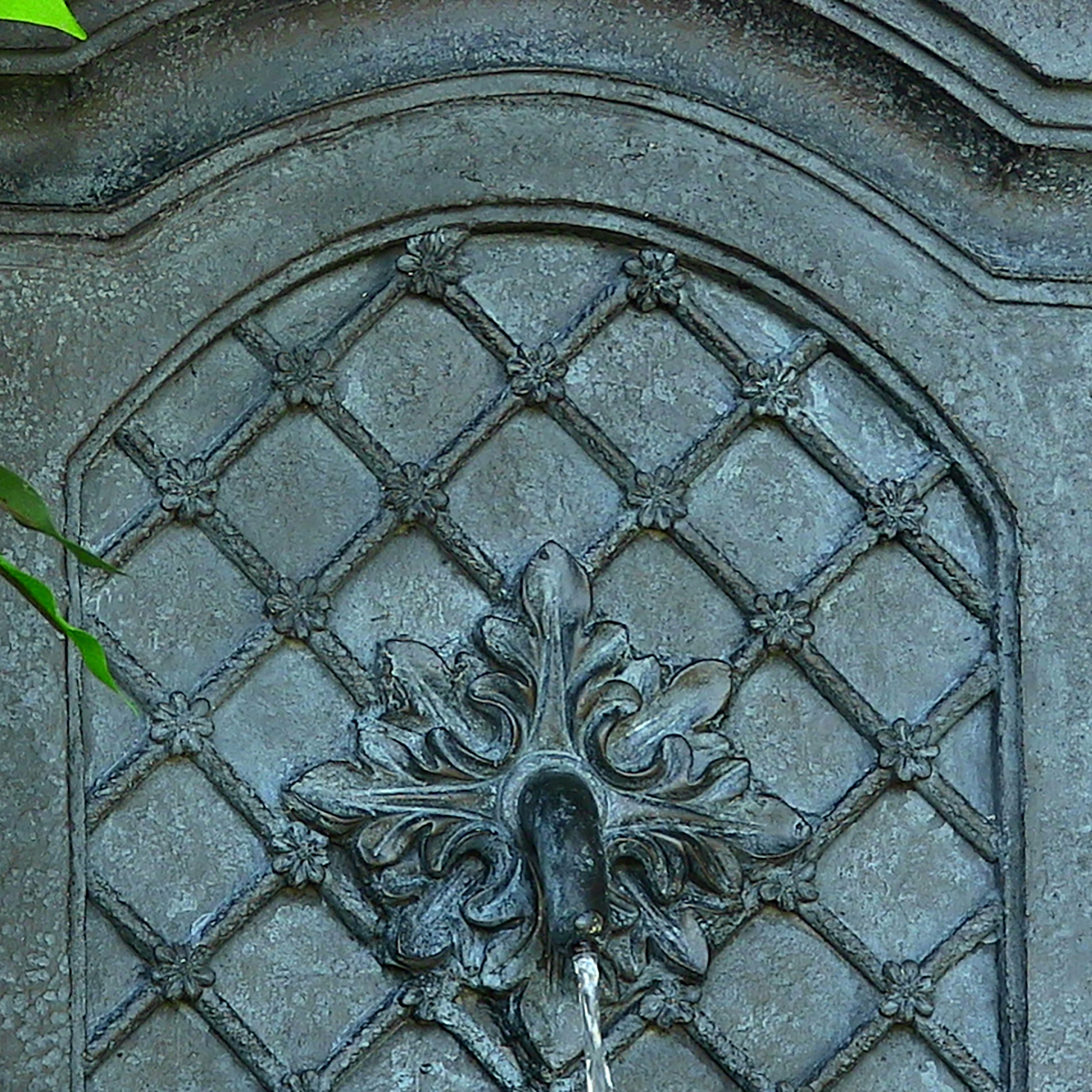 Sunnydaze Polystone Rosette Leaf Outdoor Wall-Mount Water Fountain