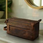 LEATHER VILLAGE Premium Leather Travel Toiletry Bag - Unisex Water-Resistant Travel Dopp Kit, Shaving & Cosmetic Organizer for Men & Women - Compact Bathroom Essentials - Rustic Brown