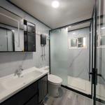 40ft Prefab Expandable Container House with 3 Bedrooms Modular Cabin Design Durable Steel Structure with Glass Curtain Wall