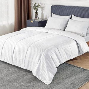 Bedsure Duvet Insert King Size - Lightweight Comforter, Quilted Cooling Duvet Insert, Down Alternative Comforter with 8 Tabs, GentleSoft™, Striped, Machine Washable, King, 90x102 inches