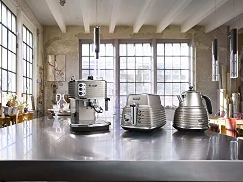 De'Longhi Scultura Traditional Barista Pump Espresso Machine, Coffee and Cappuccino Maker, ECZ351BG, 1.4 liters, Champagne