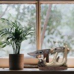 Bear Blade Knife with Carved Handle and Stand