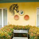 LIYOUYA Horse Head Metal Wall Decor - Rustic Farmhouse Room Decor Simple Line Black Wall Art Home Decor for Living Room, Bedroom, Bathroom, Dining Room, Courtyard (Black)