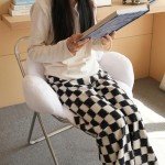 juju Cinnamon Roll Plush Cushion - Comfy Chair Cushions Kawaii Room Decor - Seat Cushion for Desk Chair Cushion - Floor Cushions Gaming Room Decor - Gaming Desk Accessories Floor Pillow - Chair Pillow