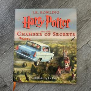 Harry Potter and the Chamber of Secrets: The Illustrated Edition (Harry Potter, Book 2) (2)