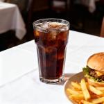 Komost 22oz Plastic Beer Mugs Set of 2, Reusable Water Drinking Glasses for Party Bar Home Hotel, Perfect for Beer Cocktail Juice Beverages