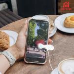 Mobile Phone Screen Auto Clicker, Smart Automatic Mini Tappers Bracket Simulated Finger Clip-On USB Clicking Device para for iPhone Android Tablet Live Broadcast Gaming Phones Deal Shopping, ABS White