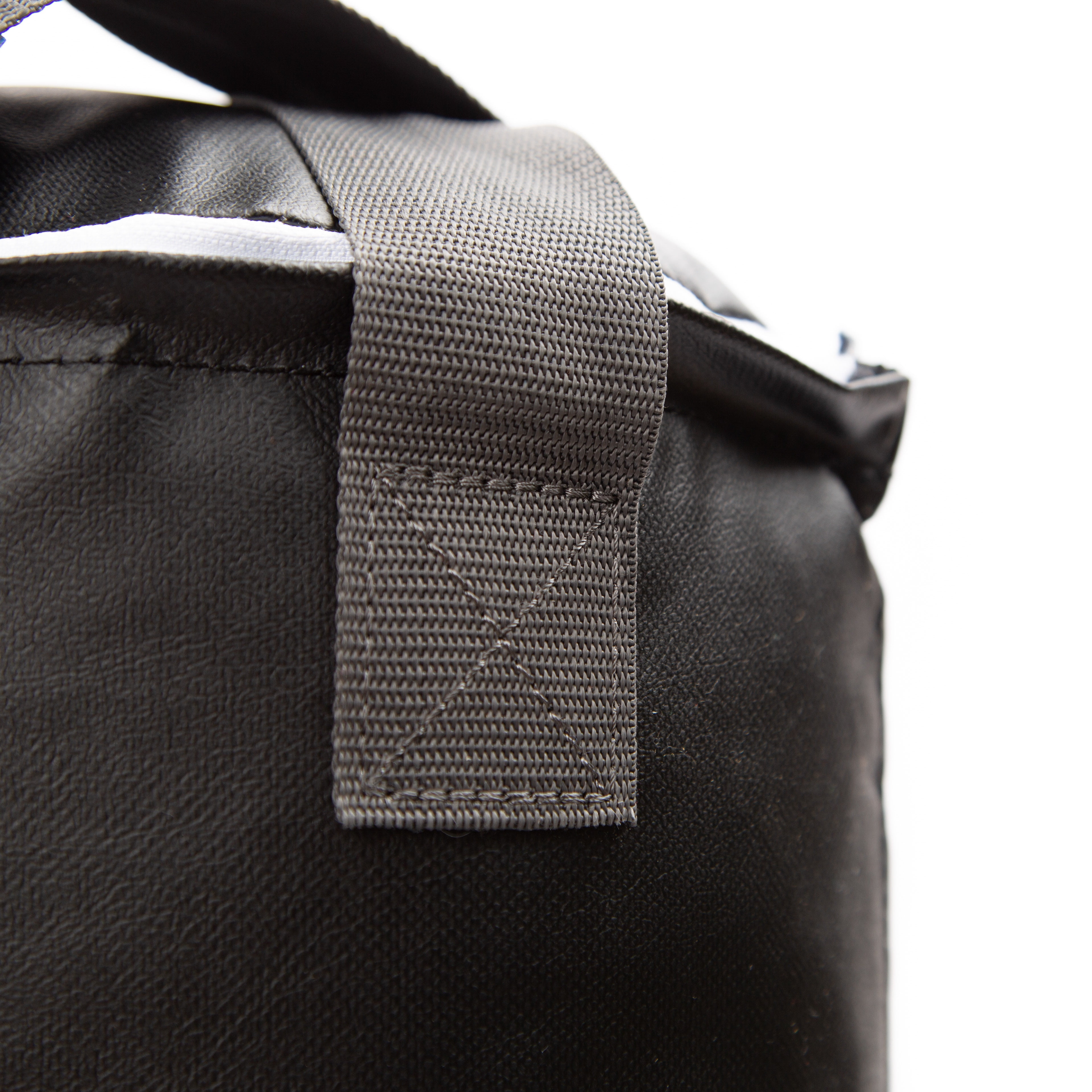 Everlast 70-lb Nevatear Heavy Bag Kit - Compact Size