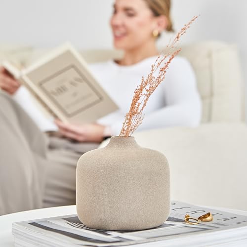 Kleine Keramikvase für minimalistisches Wohnambiente
