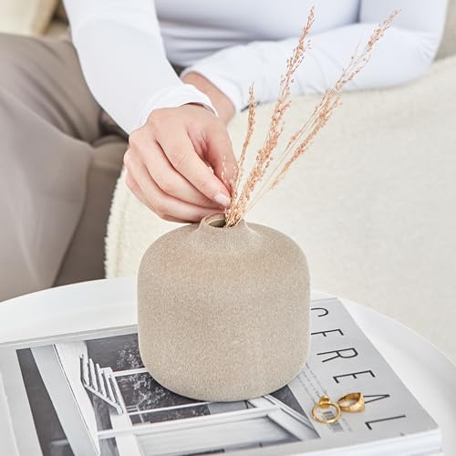 Kleine Keramikvase für minimalistisches Wohnambiente
