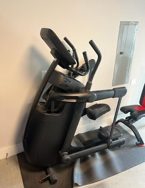 Precor AMT 100i Elliptical Trainer (Light Usage)