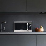 Compact 700W Countertop Microwave with Child Lock