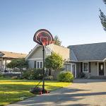 Yaheetech Adjustable Kids Basketball Hoop 7-9ft