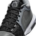 Nike LeBron Witness 8 Basketball Shoes Size 9