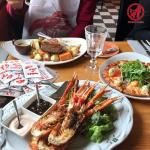 Wesiti 100 Pcs Seafood Bibs and Wipes Set