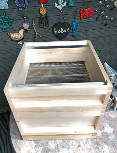 Tika Beehive: British Standard, White Pine, Metal Roof