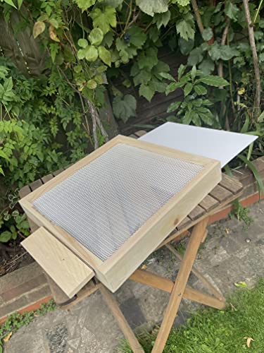 Tika Beehive: British Standard, White Pine, Metal Roof