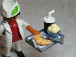 Serveur PLAYMOBIL avec frites et boissons